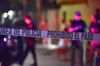Peritos judiciales inspeccionan la zona donde se registró un ataque con armas de fuego este domingo en Cancún. (EFE) 