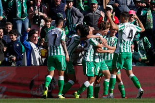 Los jugadores del Real Betis festejan el gol de Sergi Canales que les dio la victoria ante Girona. (Especial)