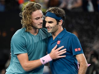 La gran sorpresa del Australian Open la dio el tenista griego Stefanos Tsitsipas (i) al vencer al número tres del ranking de la ATP, el suizo Roger Federer.