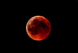 Un eclipse lunar se presenta cuando la Tierra se encuentra entre la Luna y el Sol, y durante el proceso la Luna, nuestro satélite natural, adquiere usualmente una coloración rojiza, explicó. (ARCHIVO) 

