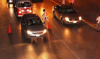 Durante el fin de semana caen 14 conductores ebrios en Gómez Palacio; nueve conductores resultaron con aliento alcohólico y un total de 43 autos fueron enviados al corralón. (EL SIGLO DE TORREÓN)