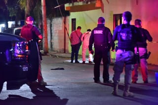 Caso. Peritos judiciales inspeccionaron la zona donde se registró un ataque con armas de fuego anoche en Cancún. (EFE)