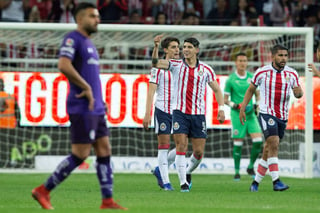 Alan Pulido festeja tras marcar el único gol del encuentro con el que Chivas venció a Toluca.