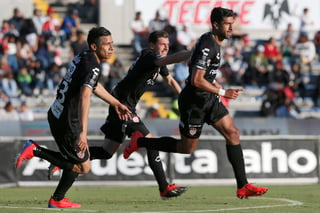 Eduardo Herrera (d) festeja tras marcar de penal ante Lobos BUAP en el duelo de la jornada 3 del Clausura 2019. (Jam Media)