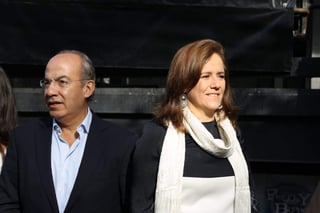 El expresidente mexicano Felipe Calderón y su esposa, Margarita Zavala, dieron hoy el primer paso para regresar a la política nacional al registrar ante el Instituto Nacional Electoral (INE) un nuevo partido político conservador, llamado México Libre. (ARCHIVO)