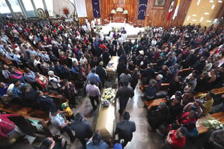 Familiares de cuatro fallecidos en la explosión los despiden con un misa de cuerpo presente en la Parroquia de San Francisco de Asis. (EL UNIVERSAL) 