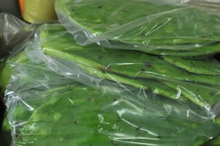 El nopal, que se oferta al mayoreo a 17.20 pesos el kilo, sin embargo, para el consumidor su precio ha alcanzado casi los 30 pesos. (ARCHIVO)