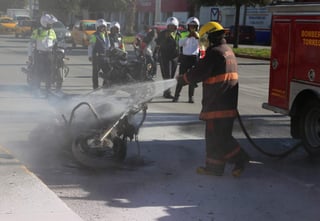 Fue alrededor de las 15:30 horas que se reportó al Sistema de Emergencia el incendio de una motocicleta en la intersección de calzada Las Palmas y bulevar Diagonal Reforma, al oriente de Torreón. (ARCHIVO)
