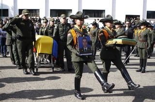 Luto. Miembros de la Policía Nacional de Colombia rindieron honores al cadete Juan Esteban Marulanda a su llegada a Medellín. (EFE)