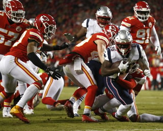 La defensiva de los Chiefs de Kansas City, no pudo parar el ataque de los Patriots, que sumaron más de 500 yardas el domingo.