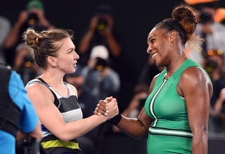 Serena Williams (d) se impuso ayer 6-1, 4-6, 6-4 a la número uno de la WTA, Simona Halep, en los octavos de final del Abierto de Australia.