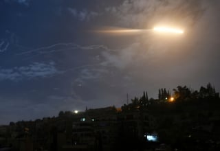 Enfrentamiento. El domingo se vieron misiles israelíes lanzados hacia posiciones de Irán en Damasco, Siria. (AP)