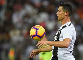 El portugués Cristiano Ronaldo, de la Juventus, controla el balón durante la final de la Supercopa italiana frente a Milán en el estadio King Abdullah de Jiddah, Arabia Saudí, el 16 de enero.