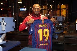 Kevin-Prince Boateng ya posó con su playera en la tienda oficial del Barcelona en España. (Especial)