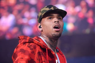  Chris Brown, expareja de la también cantante Rihana, está bajo arresto en esta capital tras ser acusado de violación por una joven de 24 años. (ARCHIVO)