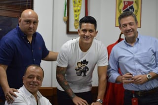 El delantero argentino (c) firmó un nuevo contrato con el cuadro colombiano. (Especial)