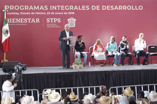 El presidente Andrés Manuel López Obrador puso en marcha los Programas Integrales de Desarrollo que beneficiarán a 91 municipios del país por donde pasan los ductos de Pemex y con ello evitar el robo de combustible. (ARCHIVO)