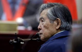 El anuncio se realiza por un pedido expreso del juez supremo Jorge Salas, quien ordenó el viernes buscar una prisión donde se pueda monitorear la salud de Fujimori, de 80 años, afectada por dolencias cardiacas y presión alta. (ARCHIVO)
