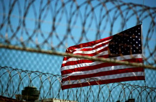 Los legisladores republicanos afirman que los prisioneros del Estado Islámico podrían escapar o ser liberados en Siria, y que en el centro de detención ubicado dentro de la base estadounidense en Cuba enfrentarían a la “justicia”. (ARCHIVO)