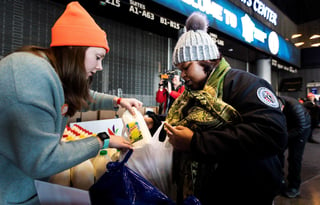 Apoyo. El Banco de Comida de Nueva York dona alimentos a empleados federales sin recursos. (EFE)