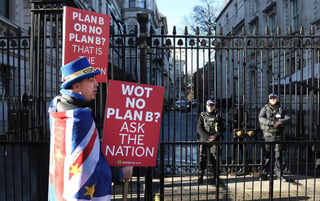 Protesta. Un defensor de la celebración de un nuevo referéndum sobre el 'brexit' se manifiesta en Downing street durante la celebración del Consejo de Ministros en Londres. (EFE)