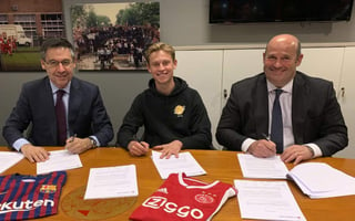 La directiva blaugrana liderada por Josep Bartomeú (i) viajó a Holanda para cerrar el traspaso del juvenil del Ajax, Frankie De Jong. (Especial)