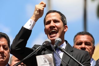 Guaidó juró como mandatario encargado del país, ante miles de venezolanos. (EFE)