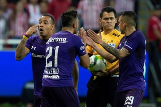 Los jugadores del Toluca discuten con el árbitro Jorge Pérez luego de la invalidación del gol de Enrique Triverio (21).