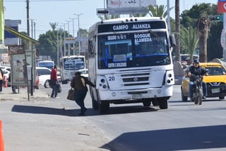 Contraste. Así son las condiciones de algunos camiones de transporte en Torreón. Quieren incremento de 11 a 15 pesos. (FERNANDO COMPEÁN)