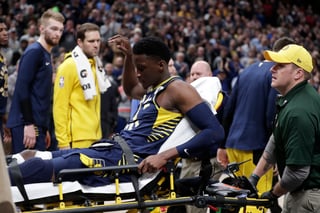 Victor Oladipo se lesionó la rodilla derecha durante el juego de ayer entre los Pacers de Indiana y Raptors de Toronto.