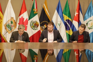 Firma. El rector de la UAdeC, Salvador Hernández Vélez y el cónsul de Canadá, Frederick Caldwell.