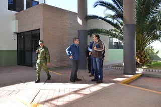 Verificación. El gobernador visitó Torreón para hacer un recorrido en las instalaciones de lo que fue el Hospital Militar. (FERNANDO COMPEÁN)
