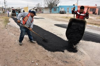 Se efectúan labores de bacheo en colonias del sector norte del municipio de Gómez Palacio. (EL SIGLO DE TORREÓN)