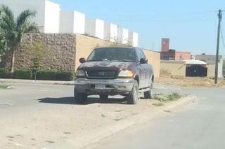 Solicitan a las autoridades municipales que se sancione a quienes se estacionan sobre los camellones. (EL SIGLO DE TORREÓN)