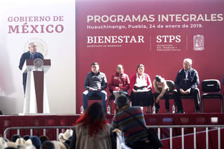 López Obrador encabezó la entrega a los beneficiarios de programas sociales en Puebla.  