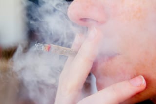 Consumir tabaco provoca una mayor incidencia de enfermedades respiratorias en época de frío. (ARCHIVO)