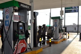 Retrasos. En Durango ya hay retrasos para surtir combustible, dijo el gobernador Aispuro. (EL SIGLO DE TORREÓN)