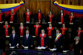 Apoyo. Maduro se presentó a la sede del Tribunal Supremo de Justicia para recibir el respaldo de los magistrados, en medio de la crisis de legitimidad que atraviesa y tras la autoproclamación del diputado Juan Guaidó como presidente encargado. (EFE)