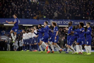 Los jugadores del Chelsea (azules) festejan tras conseguir el pase a la final de la Copa de la Liga Inglesa.