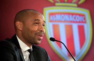 El técnico francés del Mónaco, Thierry Henry, fue suspendido de sus labores al frente del club.
