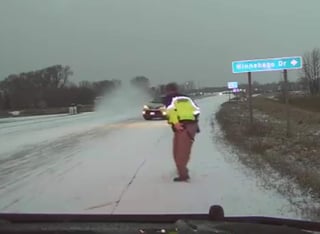 Video que sirve como advertencia a conductores para que bajen la velocidad si hay hielo en el camino. (INTERNET)
