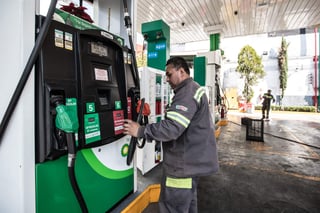 AMLO presentó una aplicación oficial de la Comisión Reguladora de Energía (CRE) en la que se podrá consultar en tiempo real cuáles son los precios de gasolina. (ARCHIVO)