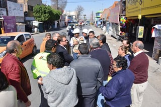 En la reunión realizada a mitad de la vialidad en la Múzquiz casi esquina con Hidalgo, se manifestó la división que impera entre los comerciantes por el tema de la ubicación del paradero del Metrobús. (FERNANDO COMPEÁN)