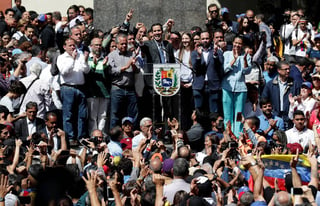 Apoyado. El líder del Parlamento y autoproclamado presidente encargado de Venezuela, Juan Guaidó (Cen.), pronunció un discurso ayer en su primera aparición pública desde que se adjudicó las competencias del Ejecutivo ante miles de personas, en Caracas.