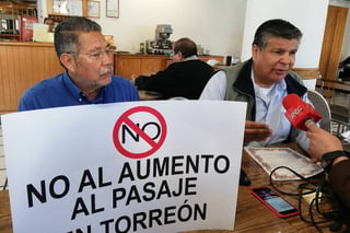Inconformidad. Jesús Burciaga y Juan Carlos Parga, piden al alcalde Jorge Zermeño no dejarse intimidar por los concesionarios. (GUADALUPE MIRANDA)