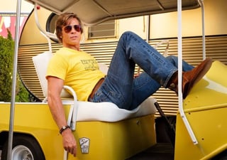 De amarillo. Brad Pitt es uno de los protagonistas de la nueva película de Quentin Tarantino, Once Upon a Time in Hollywood.  (ESPECIAL)