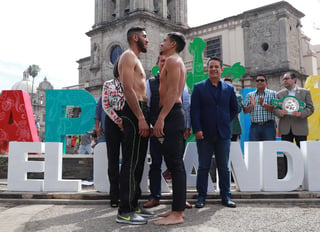 El lagunero José Castañeda (i) y Misael Rodríguez pesaron 70 kilogramos, previo a la pelea de hoy. (Cortesía)