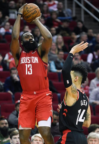 James Harden metió 35 puntos en la victoria de Rockets 121-119 sobre Raptors, y llegó a 22 juegos al hilo anotando al menos 30 puntos. (AP)