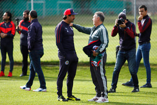 José Saturnino Cardozo (i), director técnico de Chivas, y Gerardo Martino, DT de la Selección Mexicana durante su visita al entrenamiento de Chivas previo a la jornada 4 del Torneo Clausura 2019 de la Liga MX.  (Jam Media)