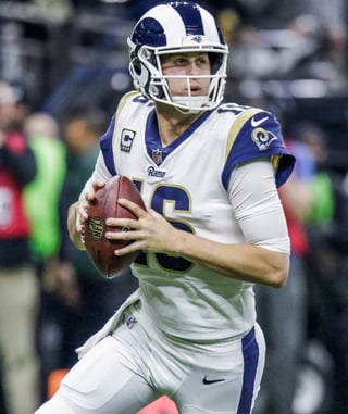 El mariscal de campo de los Rams, Jared Goff, es 17 años menor que Tom Brady, quarterback delos ‘Pats’. (AP)
